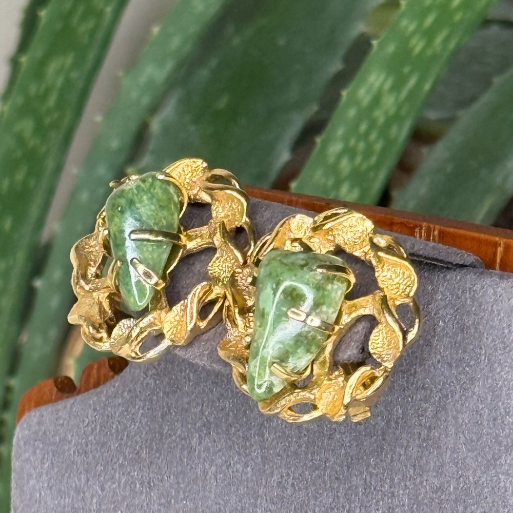 Vintage 60s 70s Gold Tone Green Stone Clip Earrings | Mid Century Brutalist Boho - Picture 3 of 9